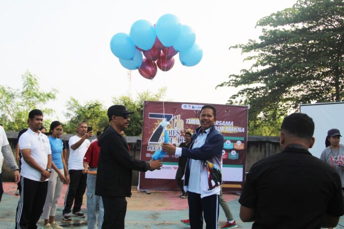 Kadis PKO, Yohanes Hani (kanan) bersama Direktur Poltek eLBajo saat melepas balon. (Foto : Gonsalez)