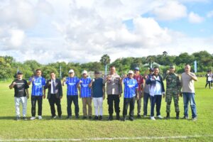 Bupati Edi (keenam dari kanan) saat berada di Stadion Ora Komodo Labuan Bajo. (Foto : Gonsalez)