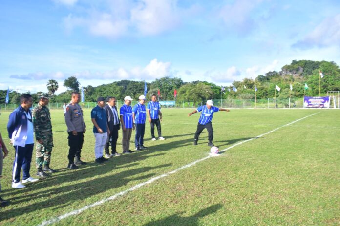 Bupati Edi saat menendang bola, simbo dimulainya turnamen ASKAB Cup 2025. (Foto : Gonsalez)