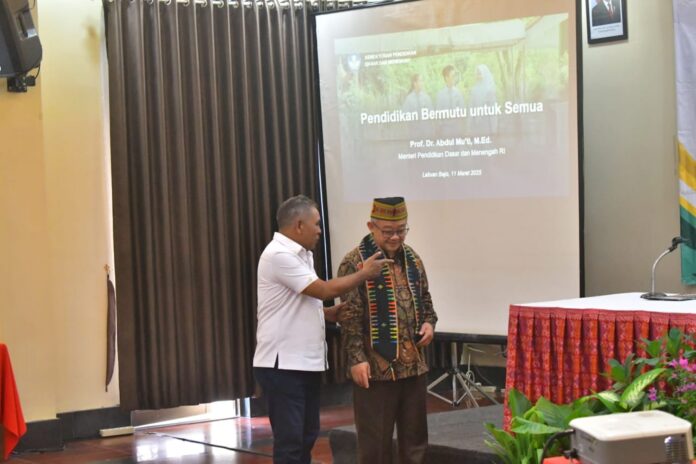 Bupati Edi (kiri) sedang berbincang dengan Mendikdasnem RI, Abdul Mu'ti di Jayakarta Hotel. (Foto : Gonsalez)