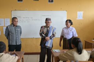 Bupati Manggarai Barat, Edistasius Endi (kiri) saat mendampingi Menteri Abdul Mu'ti dalam kelas. (Foto : Tian) 