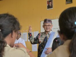 Mendikdasmen RI, Abdul Mu'ti saat mengajar di SMPN I Komodo. (Foto : Tian)