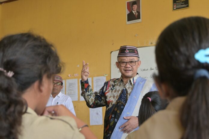 Mendikdasmen RI, Abdul Mu'ti saat mengajar di SMPN I Komodo. (Foto : Tian)