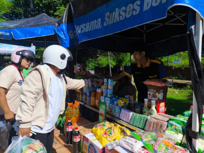 Operasi Pasar Pangan Murah di halaman Kantor Kecamatan Komodo. (Foto : Tildis)