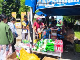 Operasi Pasar Pangan Murah di halaman kantor Kecamatan Komodo. (Foto : Dok. Kominfo Newsroom)