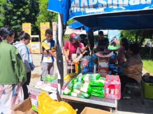 Operasi Pasar Pangan Murah di halaman kantor Kecamatan Komodo. (Foto : Tildis)