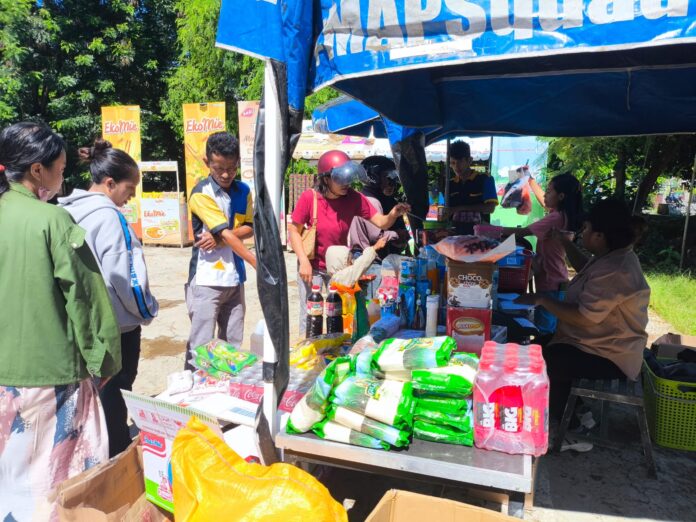 Operasi Pasar Pangan Murah di halaman kantor Kecamatan Komodo. (Foto : Dok. Kominfo Newsroom)