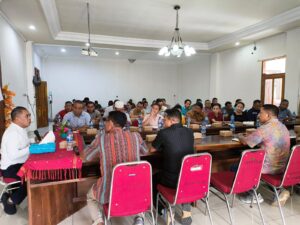 Bupati Edi (kiri) saat beraudiensi dengan pihak PT. Pesona Mutiara Indonesia. (Foto : Tildis)