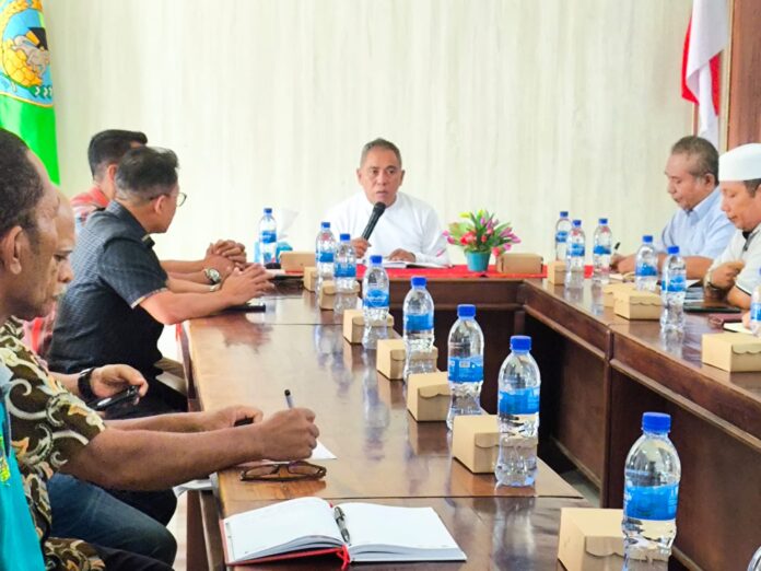 Bupati Edi saat beraudiensi dengan pihak PT. Pesona Mutiara Timur. (Foto : Tildis)