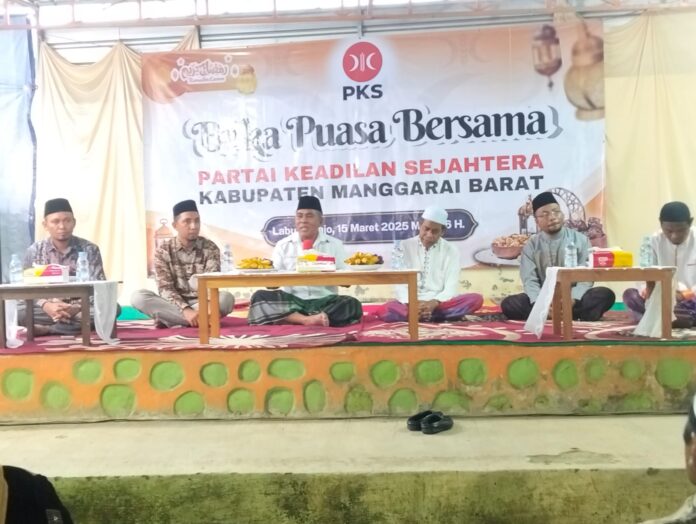 Bupati Edi (tengah) saat menyampaikan sambutan pada acara Buka Puasa Bersama PKS Manggarai Barat. (Foto : Gonsalez)