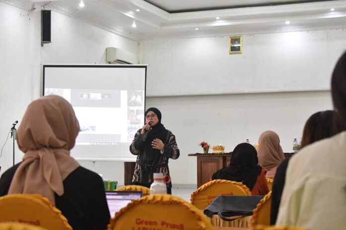 Dr. Maryani dari Binus sedang memperkenalkan Aplikasi M-Smart. (Foto : Tian)