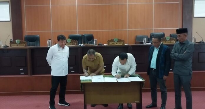 Bupati dan Ketua DPRD Manggarai Barat saat menandatangani Dokumen Persetujuan. (Foto : Siti Rafika)