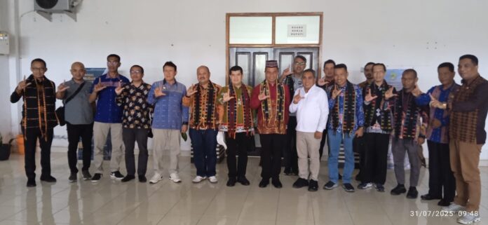 Bupati Manggarai Barat bersama rombongan Bupati Kampar di Kantor Bupati Manggarai Barat. (Foto : Bion)