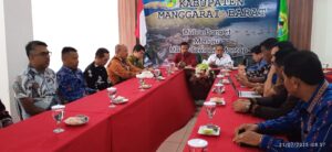 Bupati Edi saat menerima Bupati Kampar di ruang rapat bupati. (Foto : Bion)