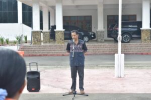 Asisten pemerintrahan dan Administrasi Umum Aloysius Lahi saat memimpin apel khusus. (Foto : Gonsalez)