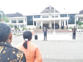 Asisten Aloysius Lahi saat memimpin apel khusus bagi ASN yang dinilai bandel. (Foto : Gonsalez)