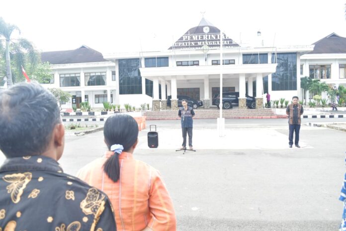 Asisten Aloysius Lahi saat memimpin apel khusus bagi ASN yang dinilai bandel. (Foto : Gonsalez)