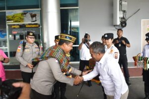 Bupati Edi saat menerima Kapolda NTT, Rudi Darmoko di Bandara Udara Komodo. (Foto : Gonsalez)