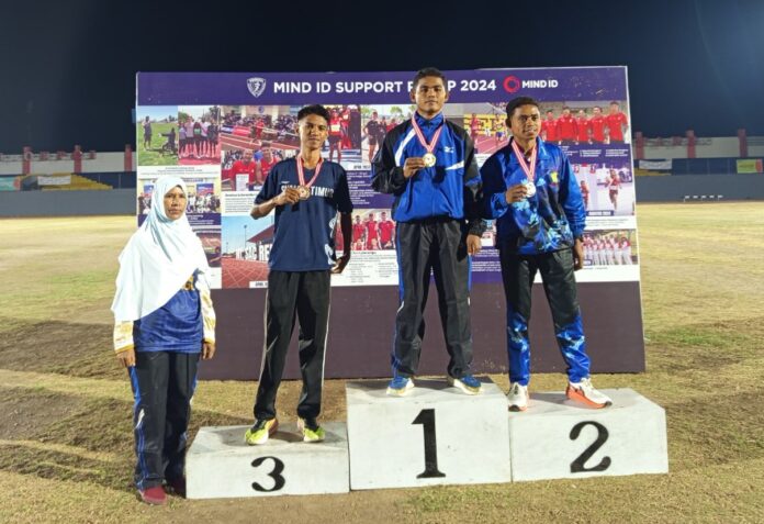 Thomas Sandri (No. 1), penyabet Emas, saat berada di Podium. (Foto : Dok. PASI Mabar)