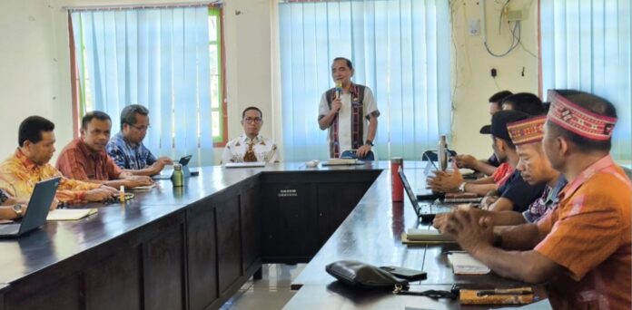 Sekda Manggarai Barat, Fransiskus Sales, saat menyampaikan sambutan. (Foto : Tildis)
