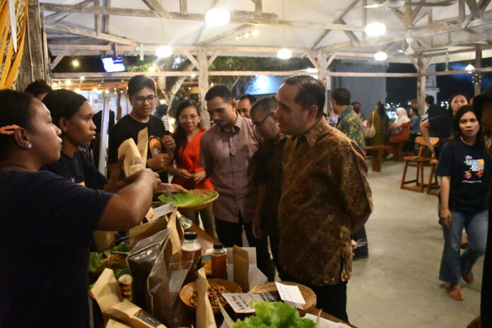 Sekda Mabar, Fransiskus S Sodo saat berdialog dan memantau hasil produk orang muda., (Foto : Gonsalez)