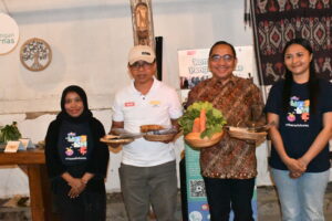 Sekda Fransiskus (kedua dari kanan) bersama RD. Carles Suwendi dan orang muda bimbingan Konsorsium Pangan Bernas. (Foto : Gonsalez)