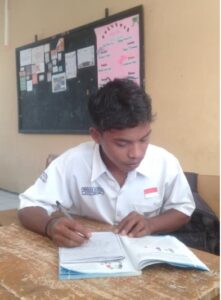 Indro, saat berada di ruang kelasnya di SMAN I Komodo. (Foto : Dokpri)