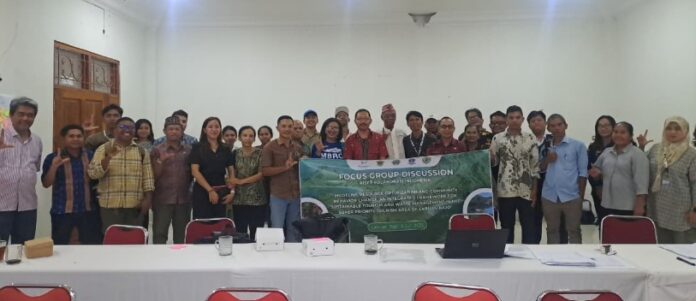 Tim peneliti saat foto bersama peserta FGD di Labuan Bajo. (Foto : Ist.)