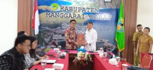 Wakil Bupati Manggarai Barat, dr. Yulianus Weng (kanan0 saat menerima dokumen dari BPK NTT. (Foto : Bion)