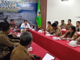 Wakil Bupati, dr. Yulianus Weng saat Entry Meeting bersama BPK NTT. (Foto : Bion)