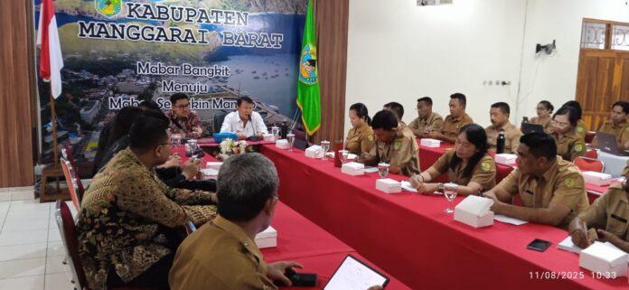 Wakil Bupati, dr. Yulianus Weng saat Entry Meeting bersama BPK NTT. (Foto : Bion)