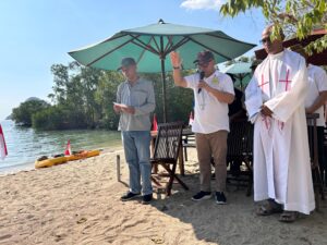 Asisten Lois (kiri) bersama Uskup Labuan Bajo, YM. Maksimus Regus di Pantai Binongko. (Foto : Gery)