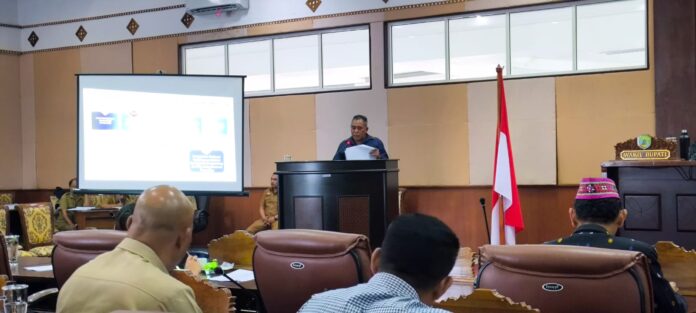 Bupati Manggarai Barat, Edistasius Endi, saat pemaparan di sidang DPRD. (Foto : Tildis)