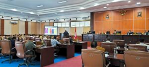 Bupati Manggarai Barat saat permaparan di sidang DPRD. (Foto : Tildis)