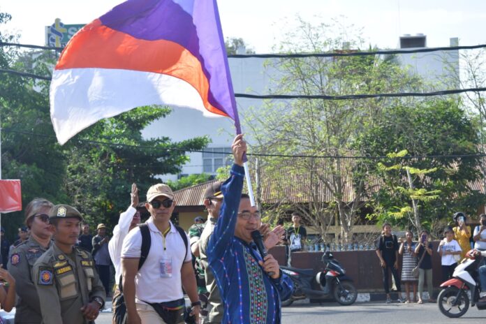 Sekretaris Daerah Kabupaten Manggarai Barat, saat melepas Karnaval Budaya di Labuan Bajo. (Foto : Gonsalez)