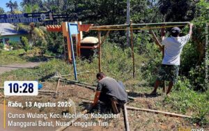 Sejumlah warga membangun posko jaga di pintu masuk Destinasi Wisata Cunca Wulang. (Foto : Dok. Camat Mbeliling)