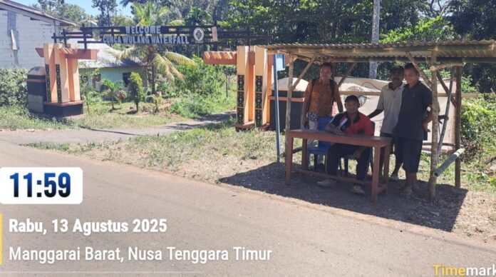Sejumlah petugas di posko jaga yang baru dibangun di gerbang masuk Destinasi Wisata Cunca Wulang. (Foto : Camat Mbeliling)