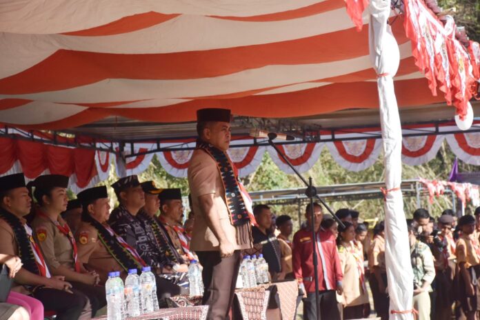 Bupati Edi saat memimpin upacara Peringatan Hari Pramuka ke-64 di Mbuhung. (Foto : Tildis)