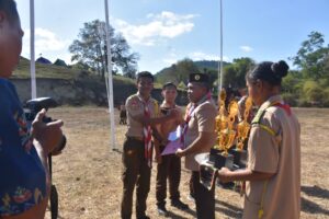 Bupati Manggarai Barat, Edistasius Endi saat memberikan hadiah untuk anggota Pramuka. (Foto : Tildis)