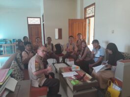 Ketua PASI Manggarai Barat, Pius Baut, bersama Atlet Mabar. (Foto : Ist.)