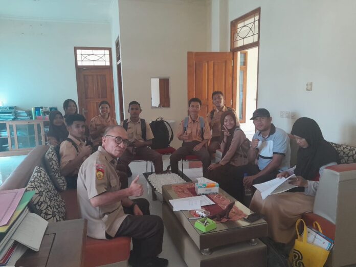 Ketua PASI Manggarai Barat, Pius Baut, bersama Atlet Mabar. (Foto : Ist.)