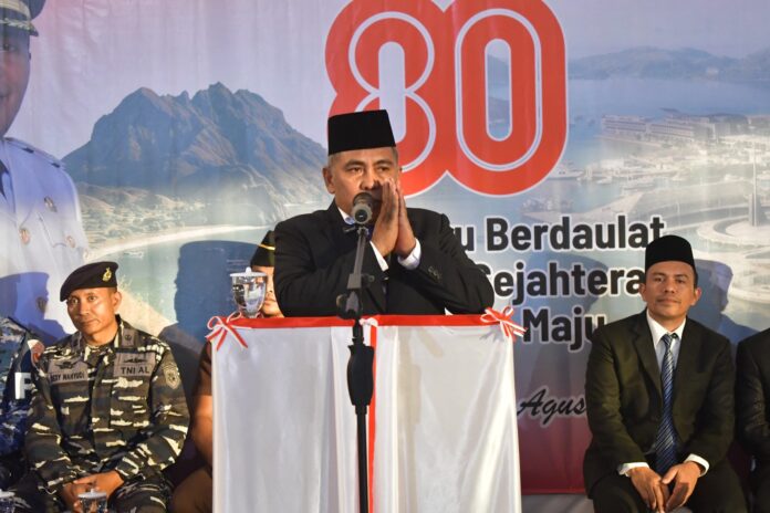 Bupati Edi saat menyampaikan Pidato Pembangunan. (Foto : Gonsalez)