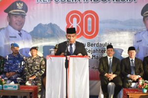 Bupati Edi saat menyammpaikan pidato. (Foto : Gonsalez)