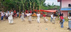 Lomba Lari Karung, salah satu mata lomba. (Foto : Bion)