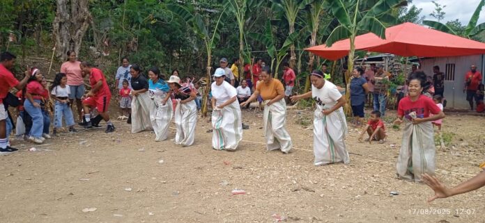 Sejumlah ibu-ibu sedang mengikuti lomba balab karung. (Foto : Bion)