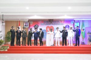 Bupati Edi (tengah) saat toost kenegaraan bersama sejumlah pejabat daerah. (Foto : Gonsalez)