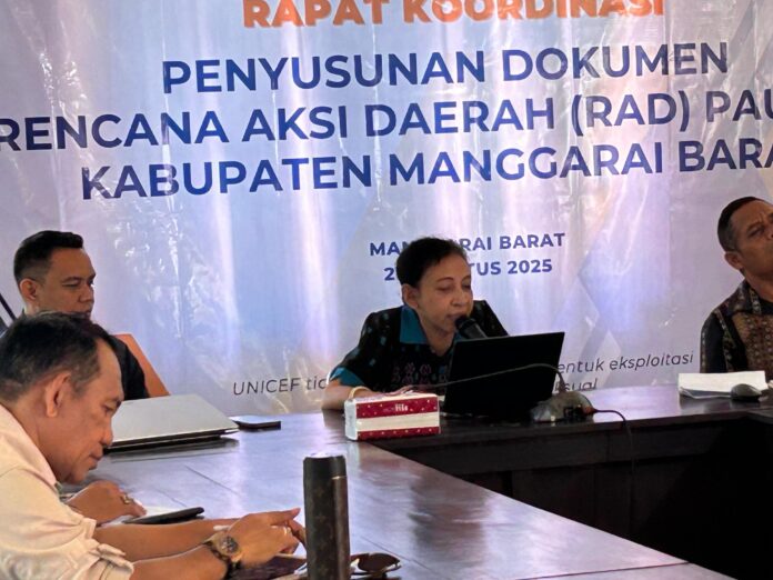 Sekretaris Bappeda, Martha Alfanita, saat memimpin Rakor. (Foto : Gery)