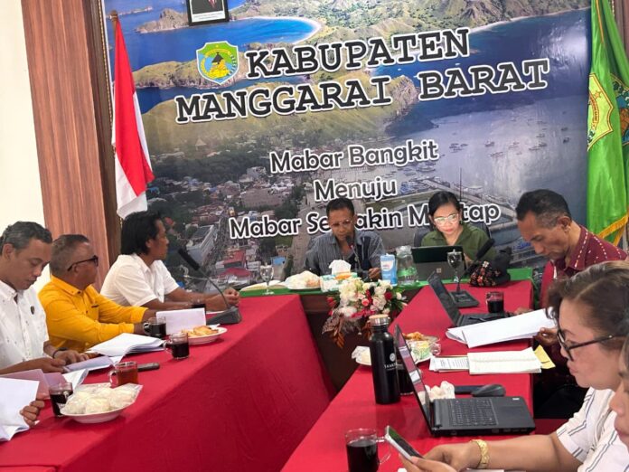 Asisten Administrasi Umum Setda Kabupaten Manggarai Barat, Aloysius Lahi saat sedang memimpin Rakor. (Foto : Gery)