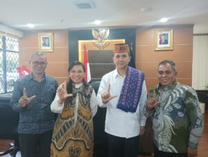 Bupati Edi (kanan) bersama Menteri Transmigrasi RI di Jakarta. (Foto : DokPri.)