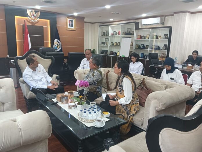 Bupati Edi (tengah) saat beraudiensi dengan Menteri Transmigrasi di Jakarta. (Foto : Dokpri)